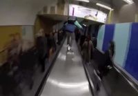 Metrossa rullaluistelua