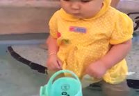 Lapsi opetetaan uimaan