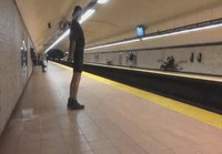 Mies pysäyttää metron käsin