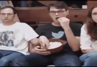 Popcornin syöminen