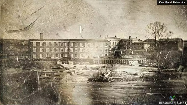 Ensimmäinen kuva Tampereesta - Valokuvassa Tammerkosken varrella sijainnut Frenckellin paperitehdas. Kuvan on ottanut todennäköisesti 1847 Fredrik Rehnström. Kuva on myös yksi vanhimmista maisemakuvista Suomessa. Rieti vois selvittää tarkat koordinaatit paikalle.