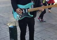 Billy Gibbons soittelee kitaraa Helsingissä Aleksanterinkadulla