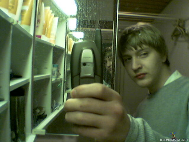Varmaan ensimmäinen selfie? - Tuommonen helmi löytyi kuva-arkistosta. Otettu Nokian 6650 puhelimella 2. ‎helmikuu‎ta ‎2003, ‏‎0:37:08 p.s. joo minun ruma pärstä siinä on.