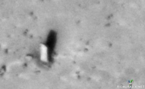 Monoliitti Marsin kuussa Phoboksessa - 9 metriä korkea monoliitti Phoboksen pinnalla MRO:n kuvaamana. Jännää eikö vain? Ja tähän soimaan &quot;Also sprach Zarathustra&quot;. http://www.dailymail.co.uk/sciencetech/article-1204254/Has-mystery-Mars-Monolith-solved.html