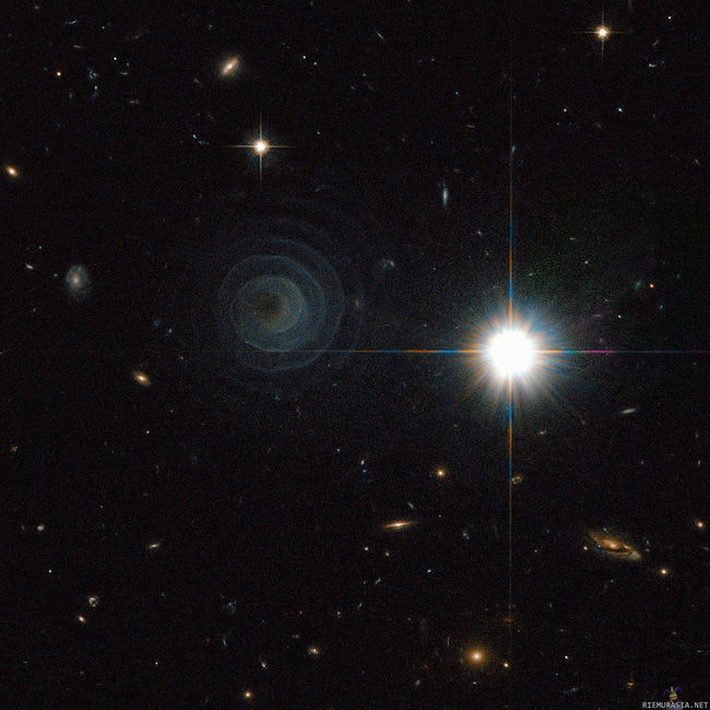 Hiilispiraali - AFGL 3068 tai tuttavallisemmin LL Pegasi on Pegasuksen tähdistössä sijaitseva kaksoistähtijärjestelmä (molemmat kuvassa mustan spiraalin sisällä, oikealla näkyvä tähti on etualalla paljon lähempänä.) Kaksoistähdistä lähtevä näkyvä valo ei läpäise mystistä hiilispiraalia, mutta ne loistavat infrapunataajuuksilla erittäin kirkkaina. Voimakkaasti hiilipitoiset tähdet kiertävät toistensa ympäri n. 800 vuoden välein, ja puhaltavat ulospäin tolkuttomia määriä hiilipölyä tasaisina pulsseina, josta johtuu &quot;sumun&quot; spiraalimainen muoto. Se, miksi sysimusta hiilispiraali ylipäänsä näkyy meille, on pieni mysteeri. Linnunradan taustavalo ilmeisesti valaisee spiraalia tarpeeksi joka suunnasta, että sen rakenne näkyy meille kokonaan. (Syypää ei siis ole oikealla näkyvä tähti, joka on liian kaukana spiraalista vaikuttaakseen siihen millään tavalla.)