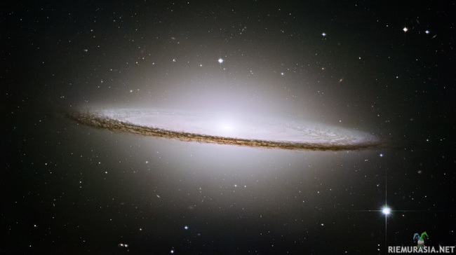 Sombrero Galaxy - Sombrerogalaksi on &quot;pylväätön&quot; kierteisgalaksi (unbarred spiral galaxy), eli sillä on selkeä keskus ja selkeä reunus, mutta ei mitään rakennetta niiden välillä. Galaksi sijaitsee n. 28 miljoonan valovuden päässä Neitsyen tähdistössä. Galaksin keskus on erityisen suuri ja kirkas; Sombrero onkin yksi Linnunradan lähistön kirkkaimmista galakseista, vaikka se on halkaisijaltaan alle kolmanneksen Linnunradan koosta. Keskusta kiertää paksu pölyrengas, joka peittää osan galaksin valosta ja saa sen näyttämään hieman jättimäiseltä sombrerolta.