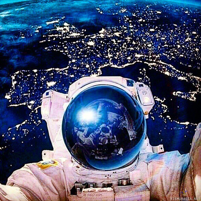 Astronautin ilta selfie - Kuva avaruudesta ja Euroopan valot näkyvät taustalla.