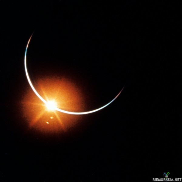 Maa Auringon edessä - Tähän harvinaiseen valokuvaan on tallennettu auringonpimennys, jossa Maa peittää auringon. Kuva on harvinanen, sillä tälläinen pimennys näkyy vain avaruudesta. Apollo 12 miehistö otti kuvan, kun he olivat palaamassa kuusta 1969. Miehistö oli keskittynyt saapumaan Maan ilmakehään, kun komentokeskus määräsi heidät kuvamaan nopeasti katoavan ilmiön. Kapteeni Alan Bean muistelee, että he eivät kiiressä ehtineet laskea kameran valotusaikaa etukäteen ja toivoivat että kuvasta tulisi jotain. Kuva onnistui. 