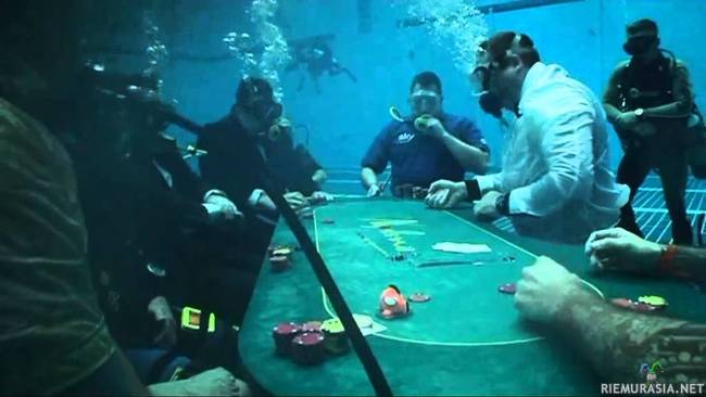 Märkiä pelihetkiä - Texas Hold&#039;em Pokeria veden alla.
