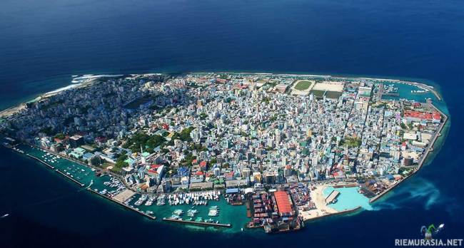Malé - Malé on Malediivien pääkaupunki. Kaupunki sijaitsee Malén saarella Malén atollilla Intian-valtameressä Intian rannikon läheisyydessä.

Kaupungissa asuu noin 153000 ihmistä ja jokaiselle neliökilometrille asukkaita tulee jakautumaan noin 26000.
Malé on yksi maailman tiheimmin asuttuja kaupunkeja.

Saaren korkein paikka on koko valtion korkein paikka 2.4 metriä merenpinnan yläpuolella. Malediivit on maailman matalin valtio
ja 80 prosenttia maasta on alle metrin korkeudella merenpinnasta Malediiveilla.