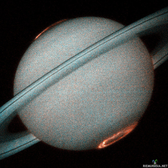 Revontulia Saturnuksella - Ultraviolettikuva Hubble avaruus-kaukoputkella 1997 kohteen etäisyys noin 1.3 miljardia kilometriä.

Revontulet eivät ole vain Maan yksinoikeus. Revontulia esiintyy aurinkokunnassa myös Saturnus ja jupiter planeetoilla koska näilläkin planeetoilla on nimittäin magneettikentät ja kaasukehät joiden atomeja Auringon hiukkaset virittävät.