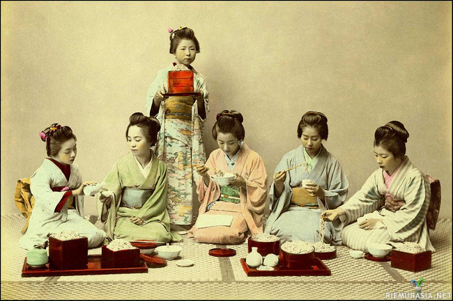 Geishojen ruokailuhetki 食品の時間 - Väritetty valokuva, 1800-luvulta Japanista. Geishojen ruokailuhetki.