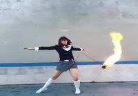 Tyttö pyörittää tulta