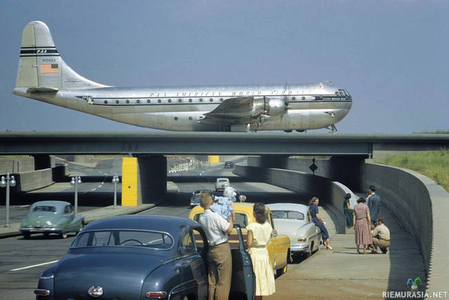 Boeing 377 Stratocruiser ylittämässä siltaa vuonna 1951 - Ihmiset pysähtyivät katsomaan kun massiivista lentokonetta kuljetettiin sillan ylitse