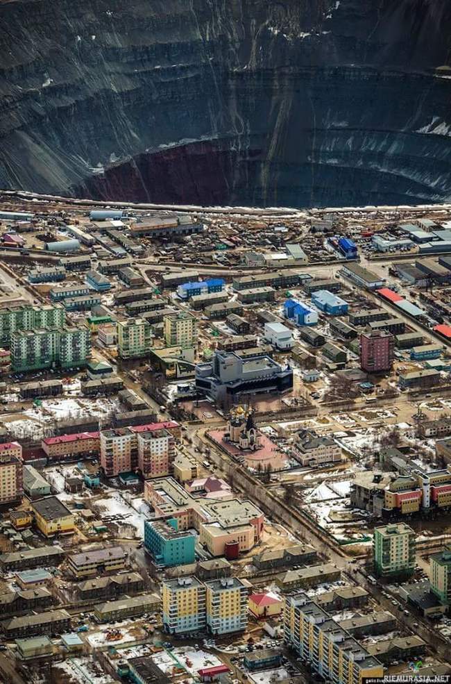 Mirin timanttikaivos siperiassa - Mirnyi on vajaan 40 000 asukkaan pikkukaupunki itäisessä Siperiassa. Maa repeää jakutialaisen kaivoskaupungin reunalla. Asutus päättyy noin 525 metriä syvään ja läpimitaltaan 1,2-kilometriseen kuoppaan, jota usein kuvataankin &quot;helvetin portiksi&quot;. Mirin timanttikaivoksen avolouhos ei ole enää toiminnassa mutta maanalainen kaivostoiminta jatkuu yhä. Mirin timanttikaivos tuottaa arviolta 25% koko maailman timanteista. Lisää hienoja kuvia aiheesta: https://goo.gl/uvKAIy