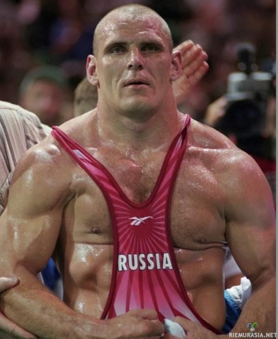 Alexander Karelin - Siinä luultavasti paras painija ikinä. Novosibirskissä syntynyt äijeli painaa 130kg ja on 190 cm pitkä. Voittanut 4 olympiakultaa, maailmanmestaruuden 9 kertaa ja on 12-kertainen Euroopan mestari. Joskus kai kokeili UFC:säkin. Itse painijana/BJJ harrastajana (yli 22v,122 kg) voin sanoa et nuo sätkivät lihasäkit ei ole helppoa nostaa, entinen valmentaja vertas niitä &quot;2xpaino&quot; eli ne jonnet jotka vetää 260 kg voi ilmottautuu. Monet sanoo et on homojen laji. Noh, voitte mennä lähimmälle molskille ja sanoo sen niille. Paini on yksi vanhimmista lajeista, jonka ihmiskunta tuntee. Sääntöjä on erilaisia, riippuen tyylistä. Vastustajan on kosketettava molemmilla olkapäillään molskia hävitäkseen. Muistaakseni tää äijä oli joskus myös WSM kisoissa. Eka media ikinä. Hävettää.