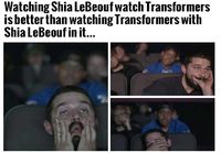 Shia Lebouf katsoo transformersia