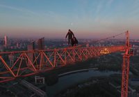 Kiipeäminen nosturiin Moskovassa