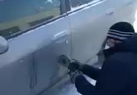 Auton ovet jäässä