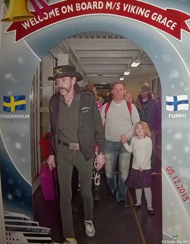 Lemmy Ruotsin laivalla - Lemmy Kilmister nousemassa Ruotsinlaivaan 5.12.2015.