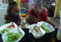 Apinat ulkona syömässä
