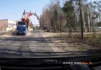 Nosturiauto vetää rakennelman nurin Venäjällä