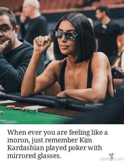 Mikäli tunnet itsesi tyhmäksi - Kim Kardashian pelasi pokeria peilaavat aurinkolasit päässään