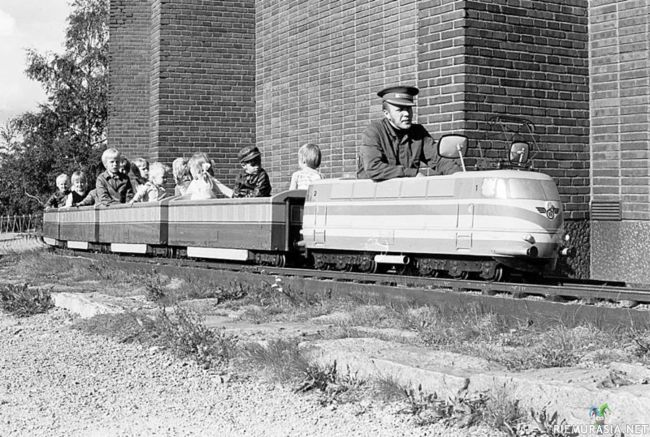 Linnanmäen pikkujuna 1970-luvulla. - Pienoisrautatie hankittiin Linnanmäelle 1967 Saksasta. Linnanmäen pikkujuna kiertää ympäri pyöreää vesitornia jolloin radalle tulee pituutta 215 metriä.
Vanhat junat korvattiin italialaisen Zamperlan valmistamalla Rio Grande-junalla vuonna 1997. 