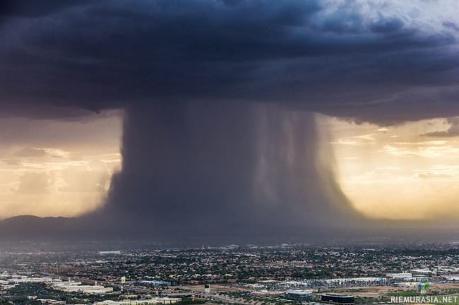 Burst of rain - Vaikuttavan näköinen syöksyvirtaus Arizonan phoenixissa.