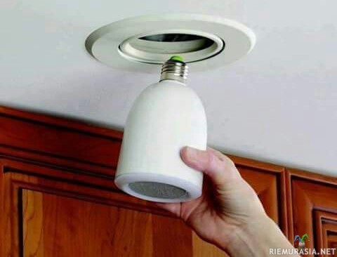 Lamppukaiutin - Valo jossa on bluetooth yhteydellä toimiva kaiutin ja saa virran lampun kannasta.