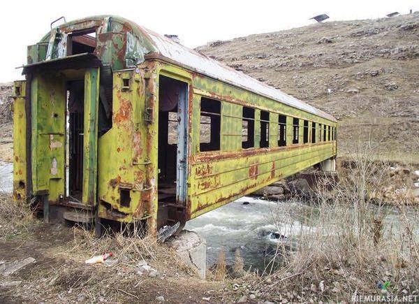 Silta Intiassa - Vanhasta junanvaunusta tehty silta jossain päin Intiaa