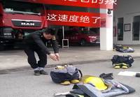Kiinalainen palomies pukee varusteet päälleen