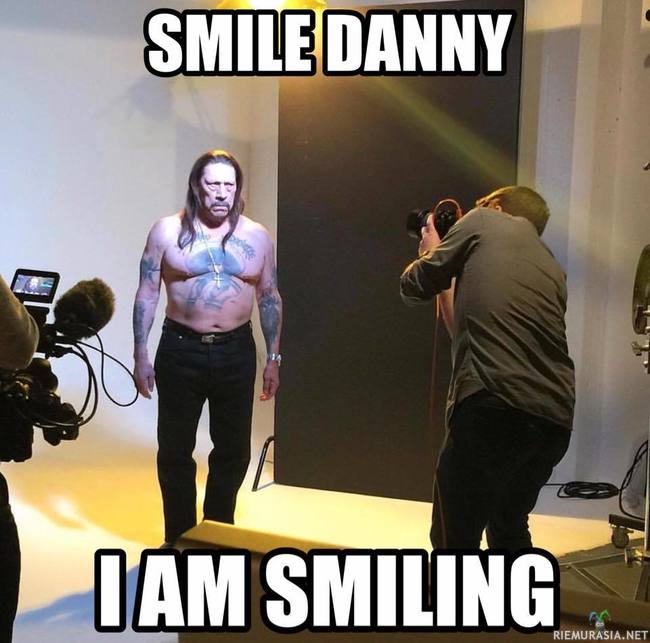 Hymyä huuleen Danny!  - Danny Trejo on täyttä hymyä kuvauksissa 
