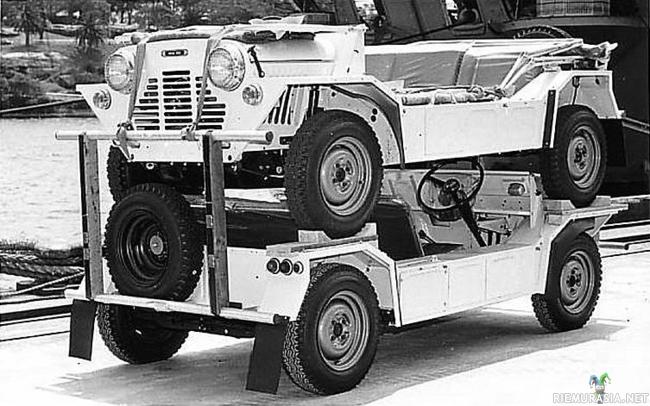 Kasattava Mini Moke - Brittien oma luova versio Jeepistä. Mokeja pystyttiin kuljetuksen ajaksi kasaamaan päällekkäin. Jenkkien autot kasattiin sitten toisella tavalla.. https://www.riemurasia.net/kuva/Koottava-Jeeppi-WWII/177787