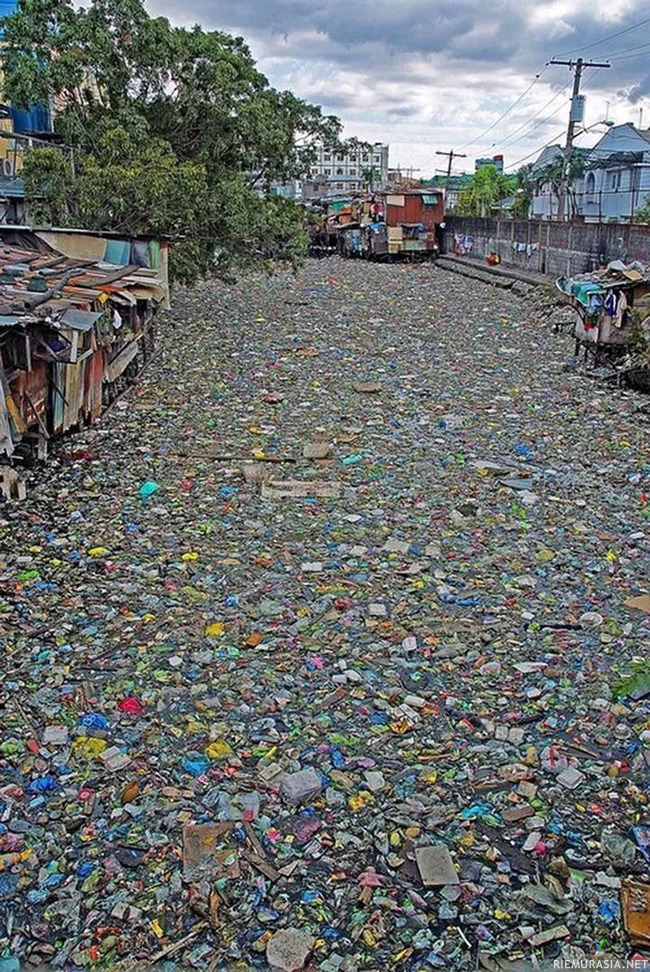Citarum River, Indonesia. Most polluted river in the world. - Ei hauska kuva, mutta ajattelun aihetta. Muistakaa sitten sytyttää takka yläpuolelta, ettei tule hiukkaspäästöjä.