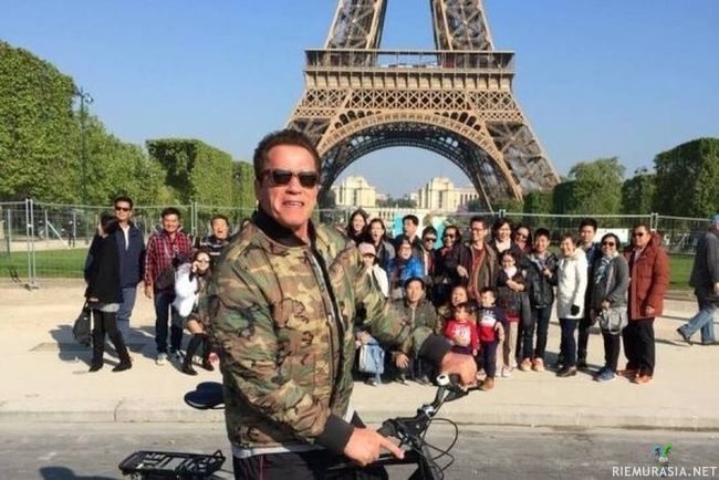 I need your boots, your selfie stick and your bicycle - Tourists trying to take a picture at Eiffel Tower get photobombed by a cyclist