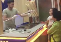 Pikkulapsi ei arvosta jäätelömyyjän kikkailua