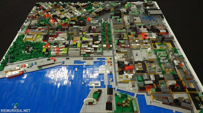 OMAKEHUVIIKKO Nanoscale Lego Helsinki  - Homma lähti lapasesta, aluksi oli tarkoitus tehdä vain Eteläranta mutta sitten tuli ajatus suuresta &quot;kolmiuloteisesta&quot; taulusta ja tein 1 x 1m pohjan joka sitten pikkuhiljaa parin vuoden aikana täyttyi Helsingin pienoismallilla :)