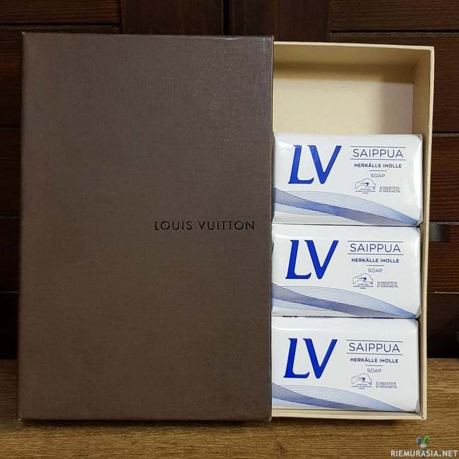 Myydään Louis Vuitton rasia LV tuotteilla täytettynä - Siitä oiva lahja omalle rakkaalle jonkin merkkipäivän kunniaksi.