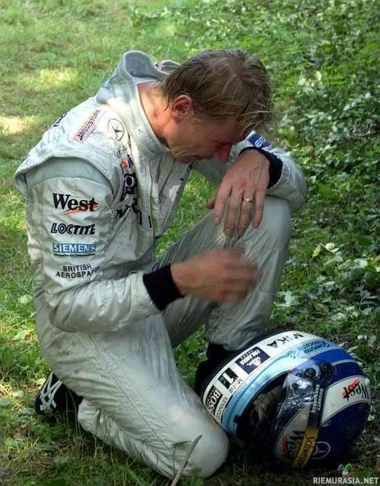 Mika Häkkinen itkee - Mika spinnasi johdosta Monzassa -99