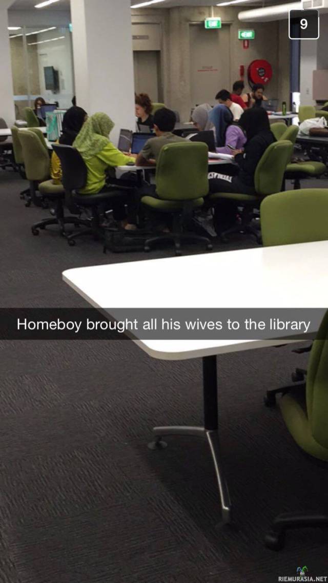 Vaimoineen kirjastoon - Nuori mies opiskelee