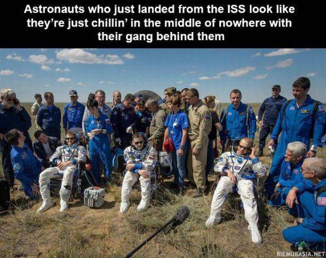Huh hellettä! - Astronautit istuskelevat ja tuumailevat tovin, tuntuu nimittäin jaloissa aika voimakkaasti kun ensin leijut kuukausia painottomassa tilassa. Silloin on lepo paikallaan, ja ensiaskeleet pitää ottaa rauhallisesti