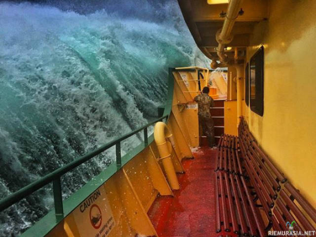 Laiva myrskyssä - Haig Gilchristin ottama kuva paatista, joka on seilaamassa myrskyisellä merellä Australiassa