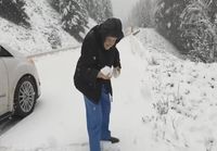 101 vuotias ja vielä jaksaa leikkiä lumella