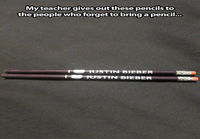 Opettaja lainaa kynää