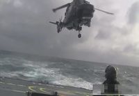 Helikopteri laskeutuu laivan kannelle