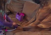 Tyttö mittaa koiran verenpainetta