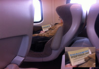 Nukkuva nainen junassa