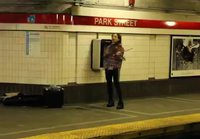 Joku köyhä ja lahjakas soittaa viulua metroasemalla