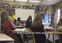 Opettaja näyttää mitä tehdä tulipalon syttyessä